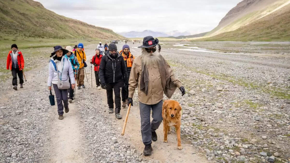 भारत-चीन रिश्तों में सुधार के बीच सद्गुरु मोटरसाइकिल पर निकले कैलाश यात्रा