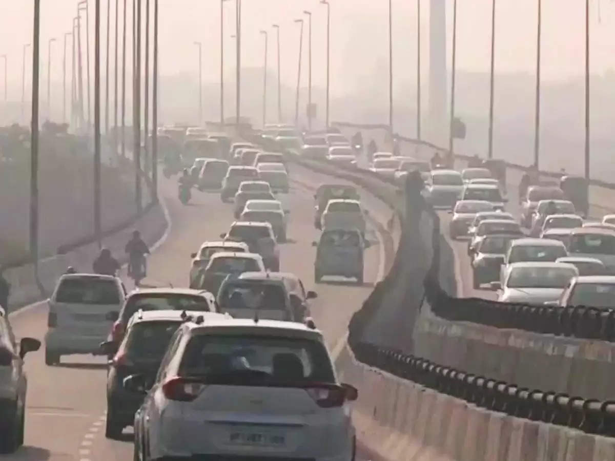 Delhi Pollution: दिल्ली में प्रदूषण से बिगड़ा लोगों का हाल, दिवाली से पहले छाई धुंध
