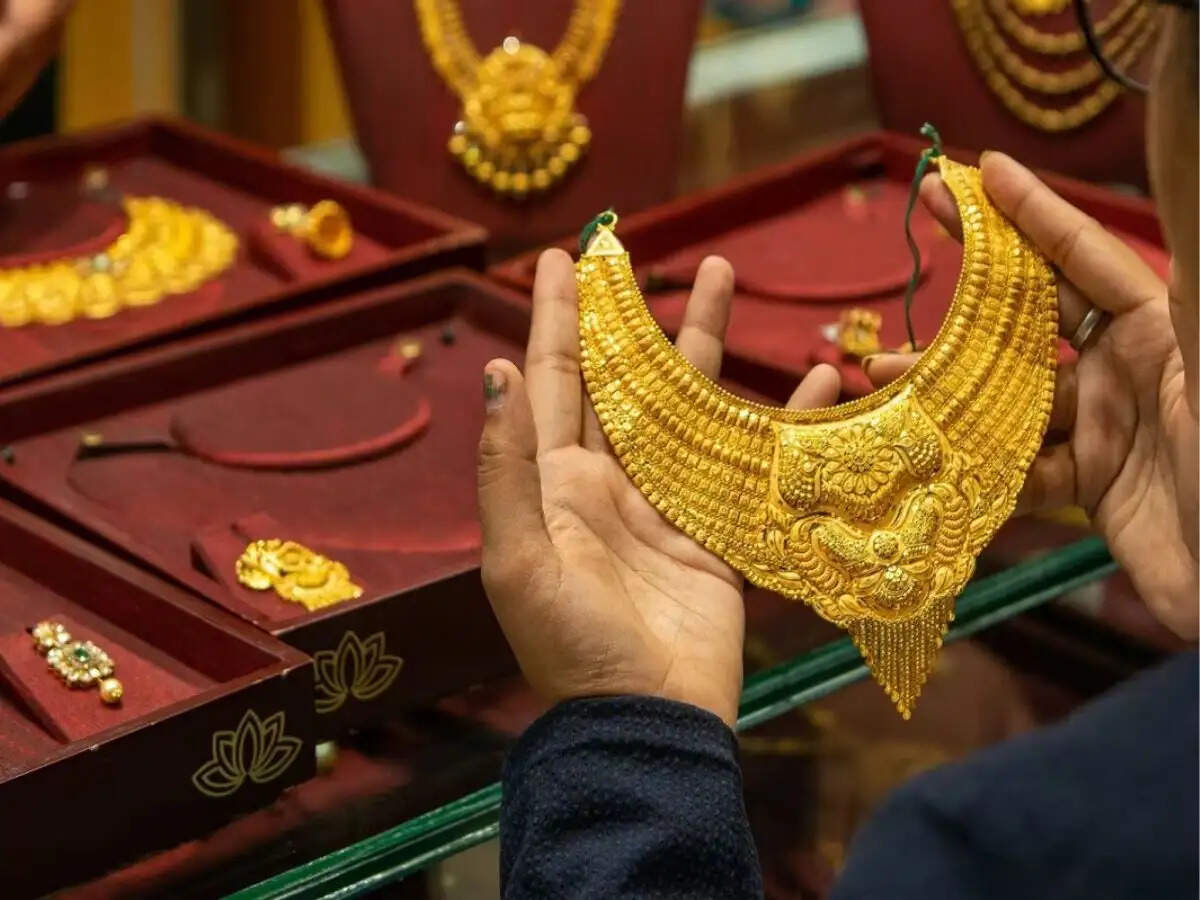 Gold Price Update: दिवाली से पहले आज सस्ता हुआ सोना, दुकानों पर लगी भीड़&nbsp;