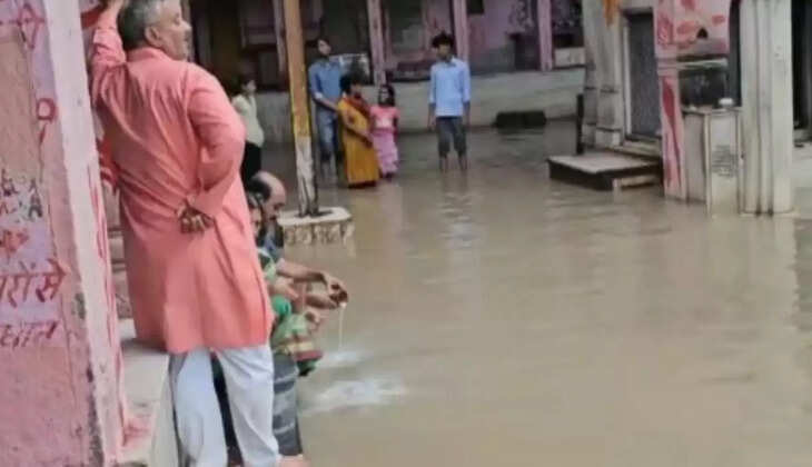 दिल्ली में बारिश का कहर: सचिवालय और रिलीफ कैंप डूबे, फ्लाईओवर धंसा