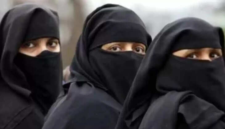 तीन तलाक और हलाला से परेशान मुस्लिम युवती पहुंची DM ऑफिस, बोली— अपनाऊंगी हिंदू धर्म